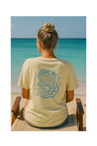 Koszulka oversize w kolorze wanilia z nadrukiem Blue Lagoon. Bawełniana, wygodna i przewiewna. Modny nadruk w błękitnym odcieniu z motywem morskiej rozgwiazdy i roślin sprawia, że koszulka świetnie wpisuje się w letnie stylizacje.