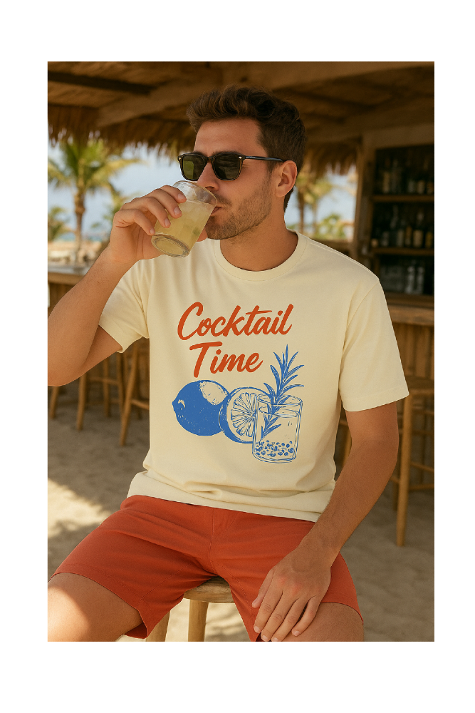 Mężczyzna siedzący w beach barze w waniliowej koszulce z nadrukiem coctail time z cytynami i szklanką