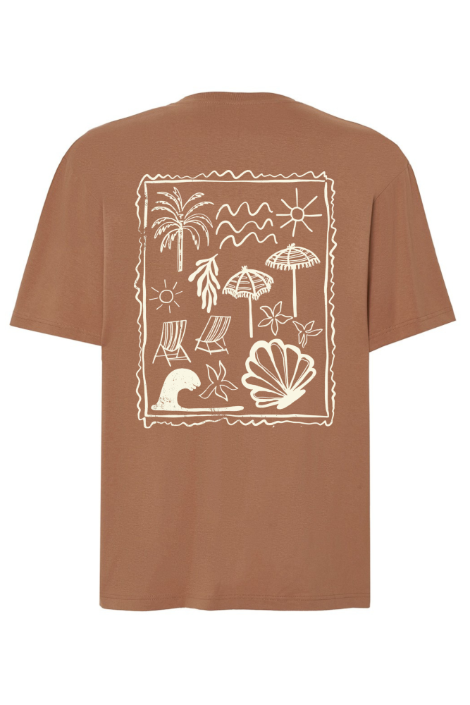 T-shirt oversize z nadrukiem na plecach beach mood palmy, leżaki, muszle karmel
