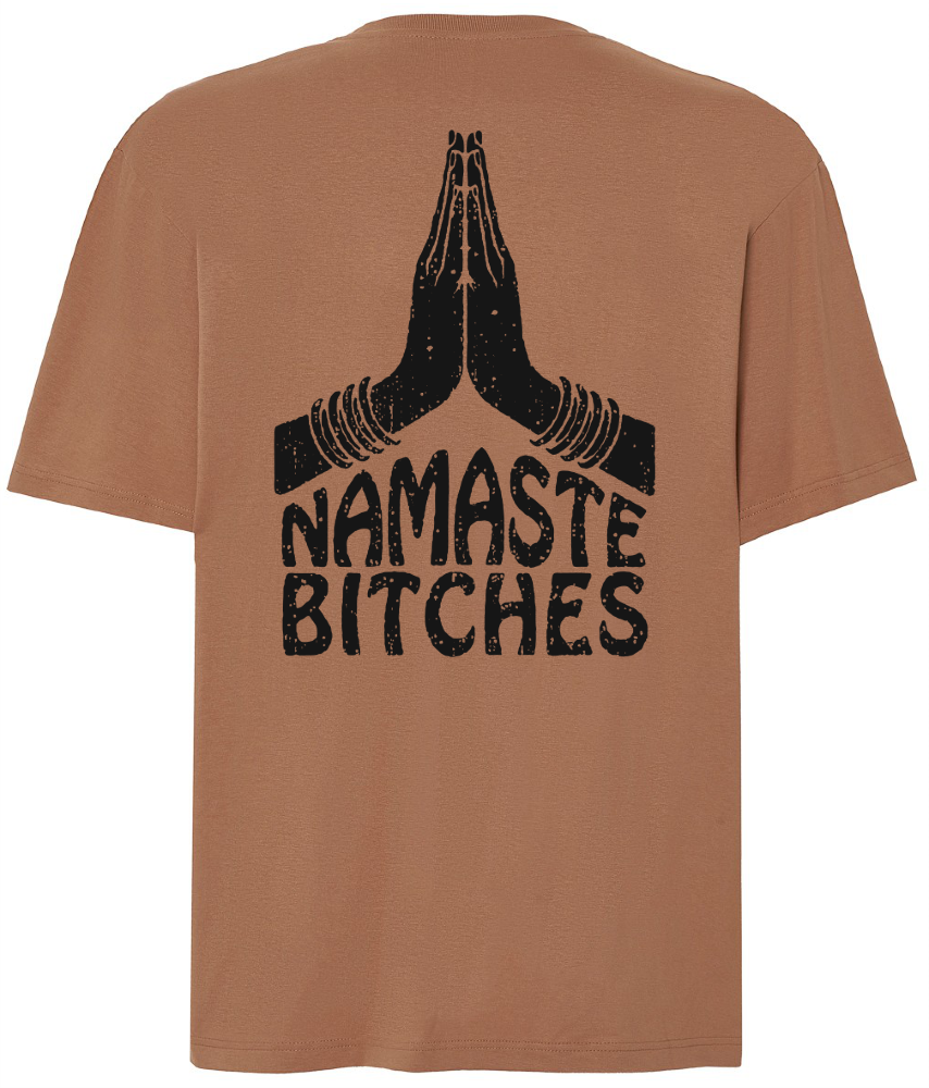Karmelowy t-shirt oversize z napisem na plecach Namaste Bitches