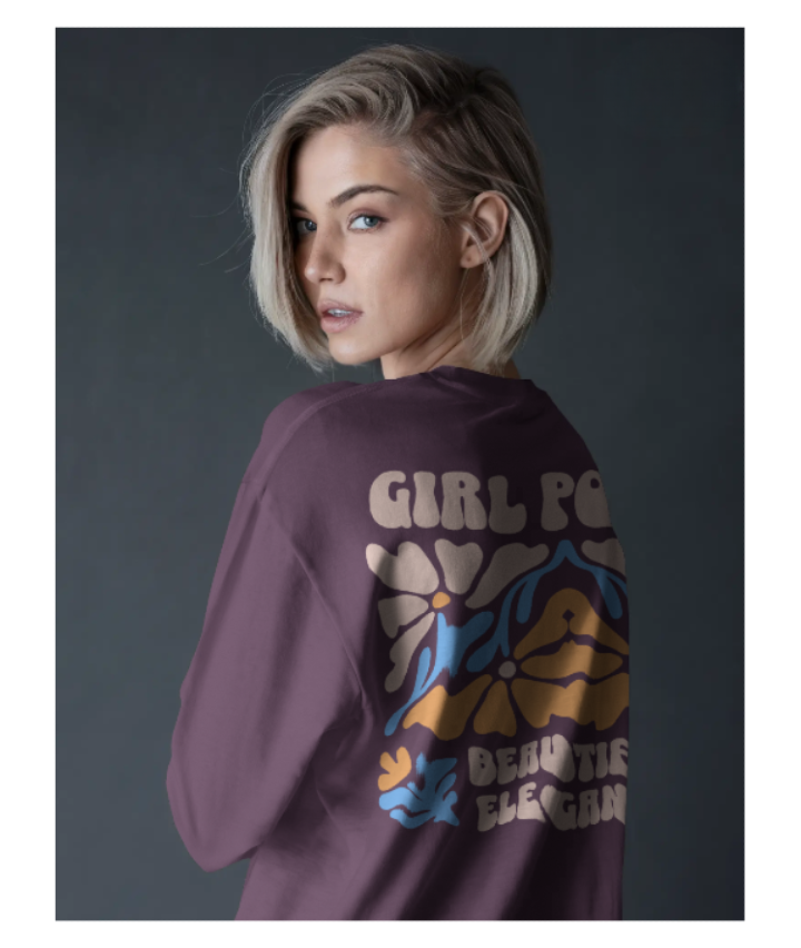 Modelka ubrana w śliwkowy t-shirt z napisem na plecach girl power