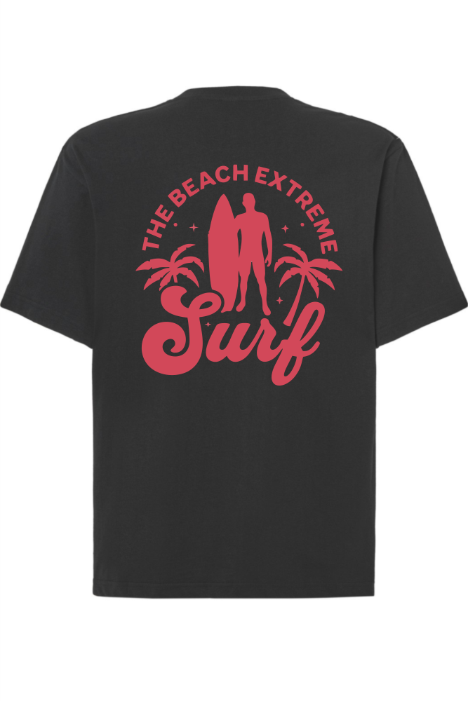 Czarny t-shirt oversize z czerwonym nadrukiem na plecach surferem